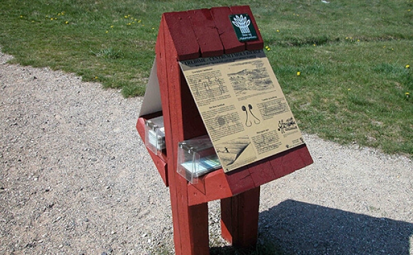 3: Informationskilt og folderkasse ved Trehøje.