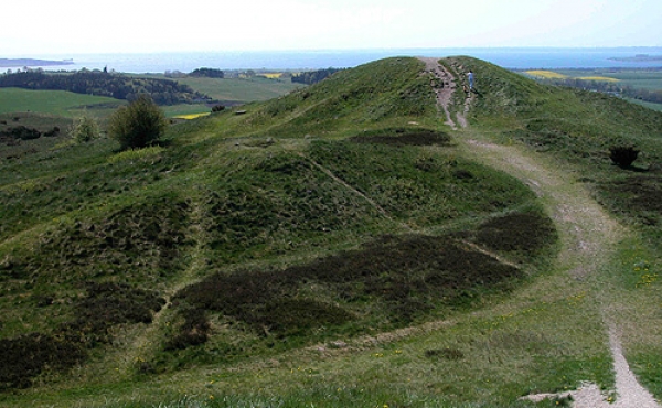 6: Den sydvestligste af Trehøje-gravhøjene med Knebel Vig i baggrunden.