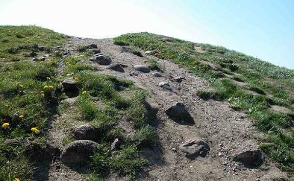 8: I toppen af højene ses højens beskyttende stenpakning flere steder.