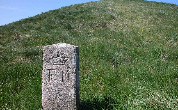 9: Fredningssten med kongekrone og FM-mærke for Fredet Mindesmærke.