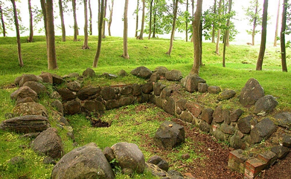 Den udgravede kælderruin set fra nordøst.