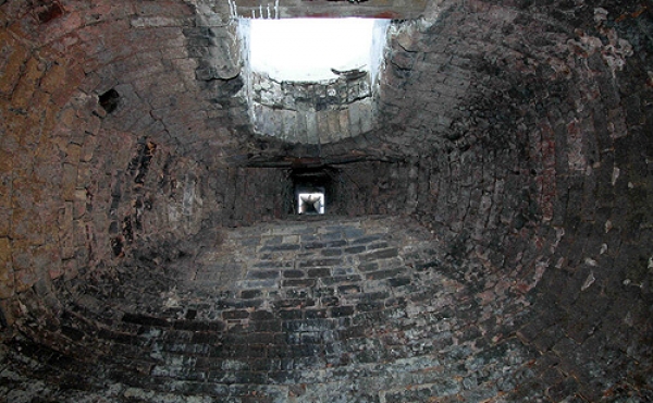 8: En af de kubeformede kalkovne set indefra og op gennem skor- stenen mod indfyldningshullet.