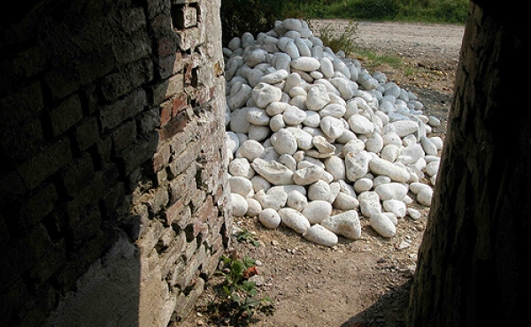 10: Et kig ud gennem indgangs- åbningen som blev tilmuret under brændingen.