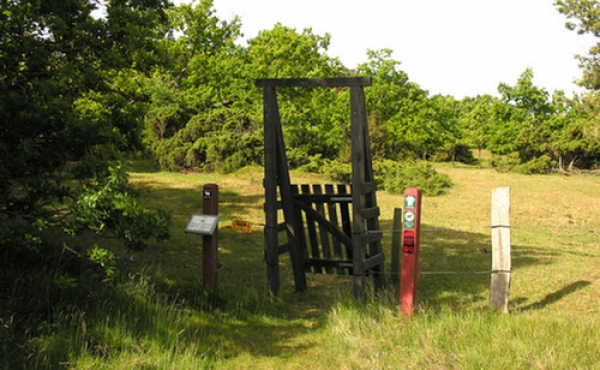 Selve skansen er frahegnet og adgang sker gennem en låge.
